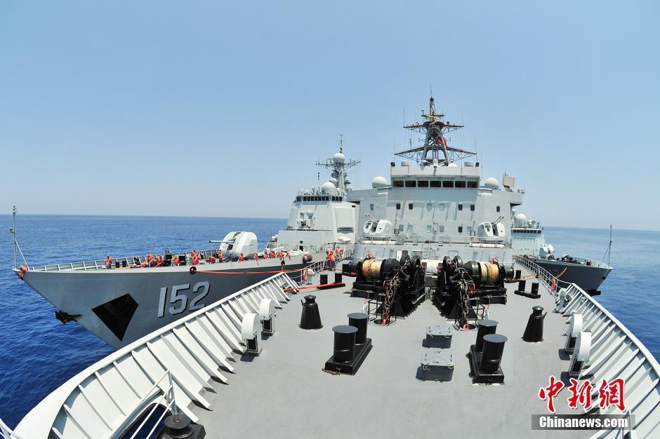 记者三问菲船只为何在中国海域停留 菲方明显紧张拒绝回答